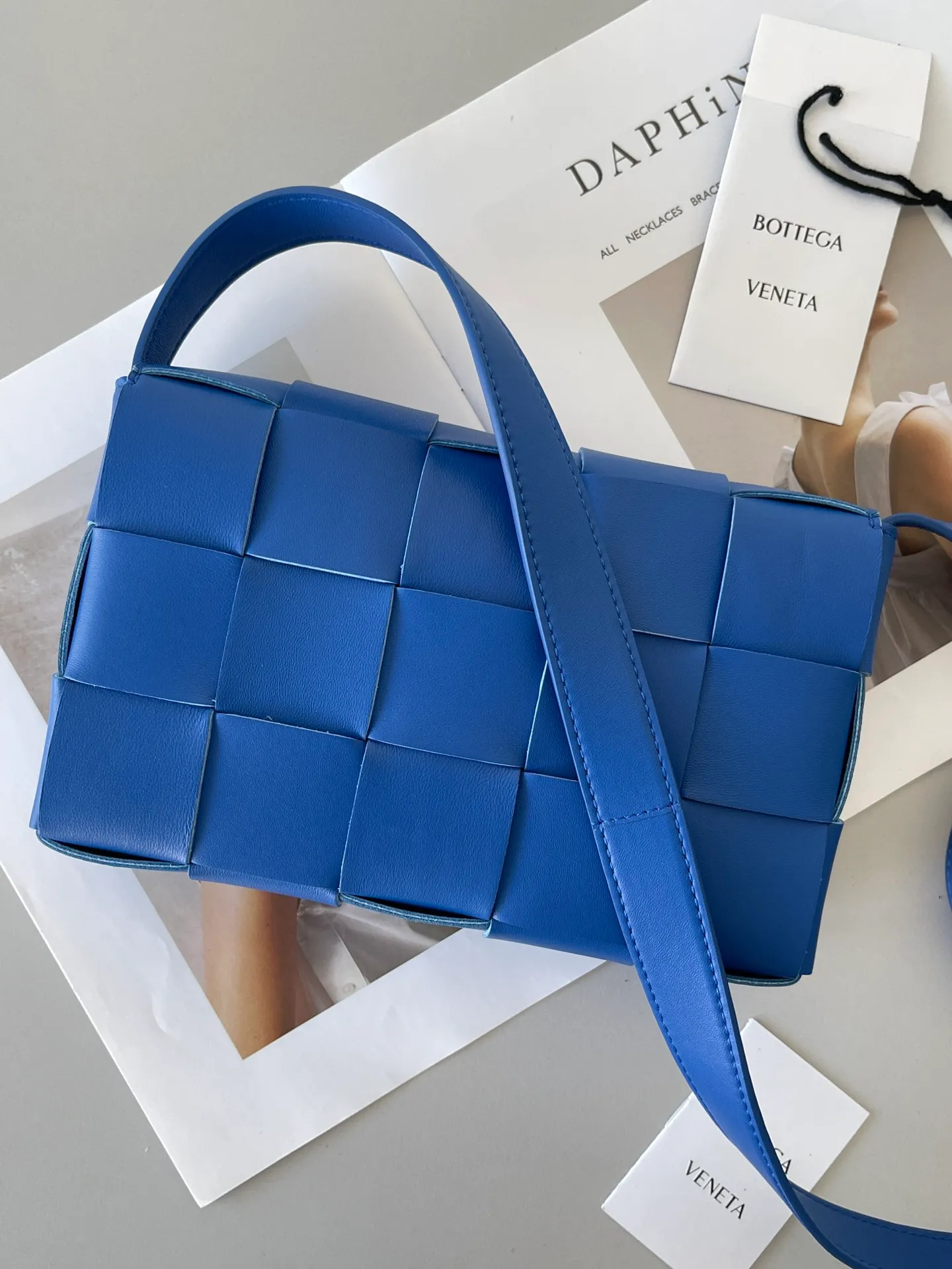 Cassette woven handbag~~~2021 latest version original 100% sheepskin, with the latest triangular stitching on the side, updated simultaneously with the authentic version, the simple square shape creates an elegant visual effect, the soft leather texture, low-key presents the essence of the brand, the bohemian and frigid style is fashionable and advanced. Size: 23cm*15cm*6cm